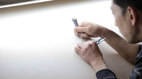 Le tissu sashiko peut présenter des mailles lâches lors de la production. Le tissu est alors revu et réparé entièrement à la main.