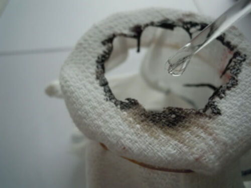 Voici ce que le produit utilisé pour le blanchiment des Dogi peut faire au textile lorsqu'il est non dilué.